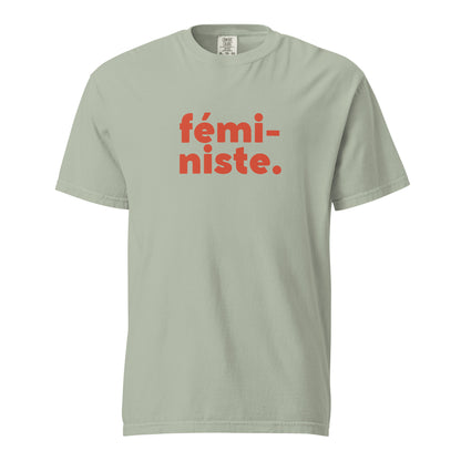 Bay T-shirt, front view with red "fÃ©mi-niste." lettering.