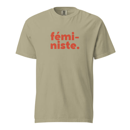 Khaki T-shirt, front view with red "fÃ©mi-niste." lettering.