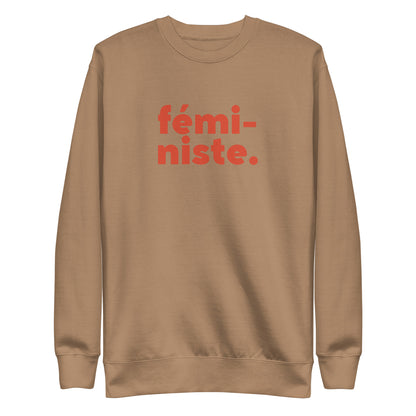 Latte sweatshirt with red fémi-niste lettering, front view.